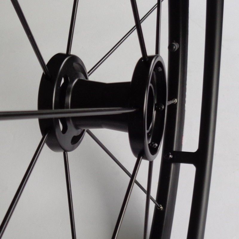 Roue complète légère OMOBIC CYCLONE 12 rayons Design et kit3