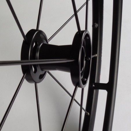 Roue complète légère OMOBIC CYCLONE 12 rayons Design et kit3